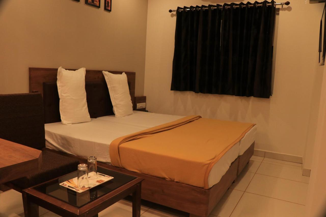 Hotel Viraj Residency Bhuj Buitenkant foto