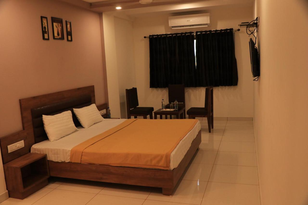 Hotel Viraj Residency Bhuj Buitenkant foto