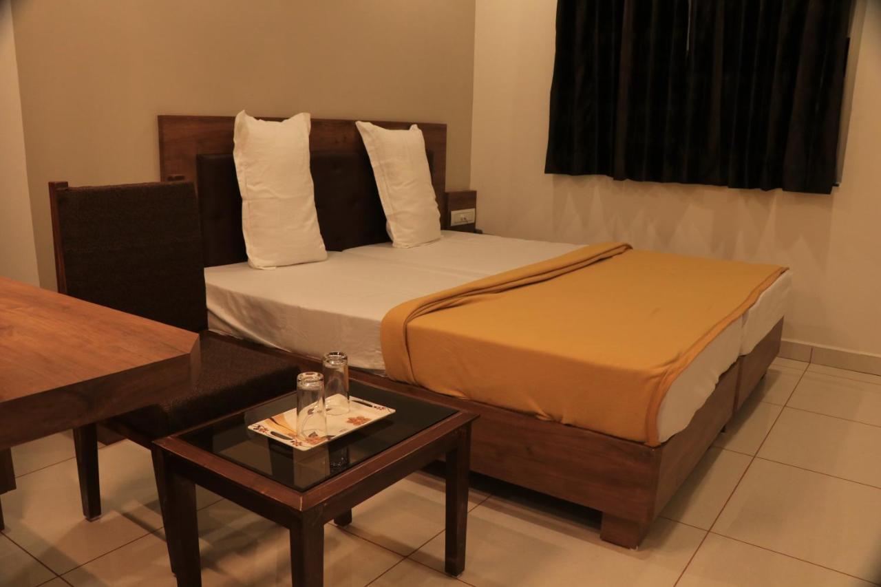 Hotel Viraj Residency Bhuj Buitenkant foto
