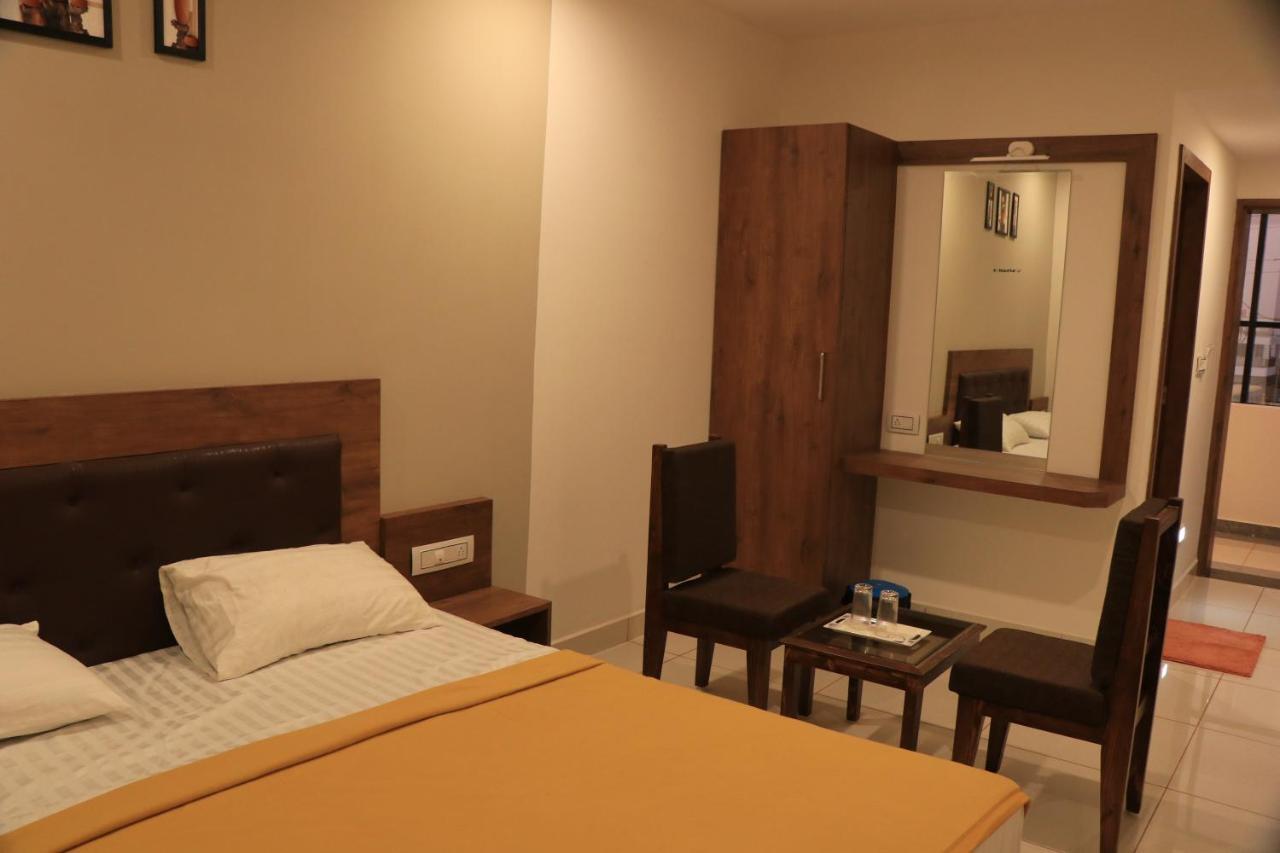 Hotel Viraj Residency Bhuj Buitenkant foto