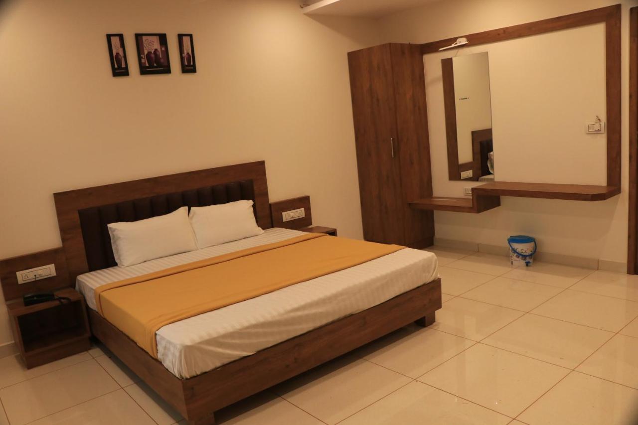 Hotel Viraj Residency Bhuj Buitenkant foto