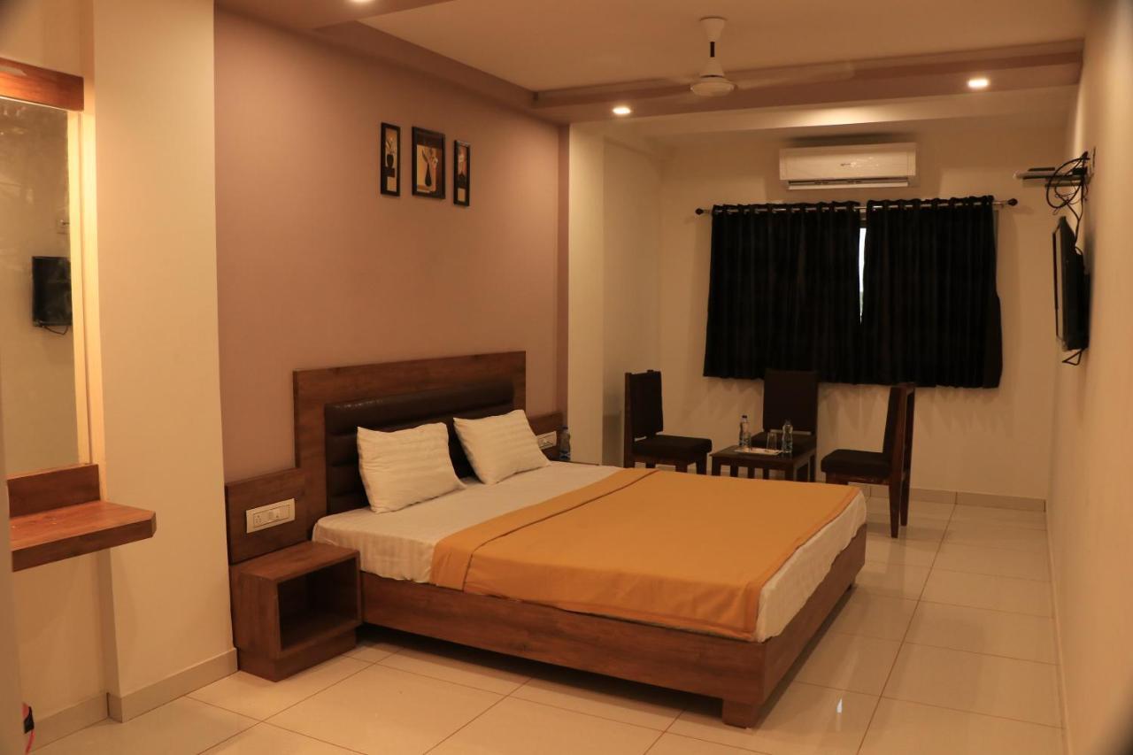 Hotel Viraj Residency Bhuj Buitenkant foto
