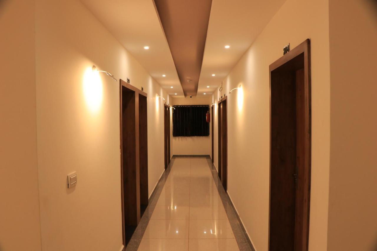 Hotel Viraj Residency Bhuj Buitenkant foto