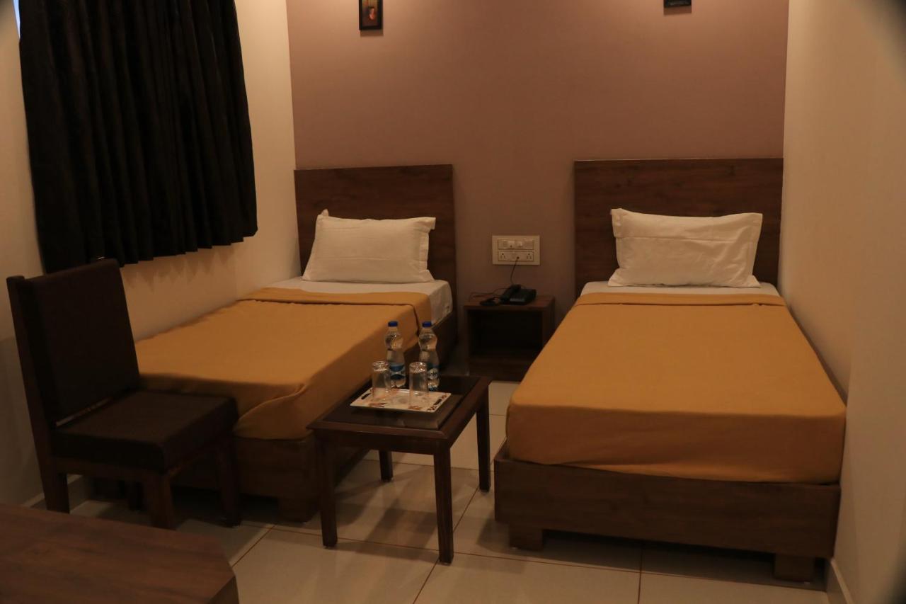 Hotel Viraj Residency Bhuj Buitenkant foto
