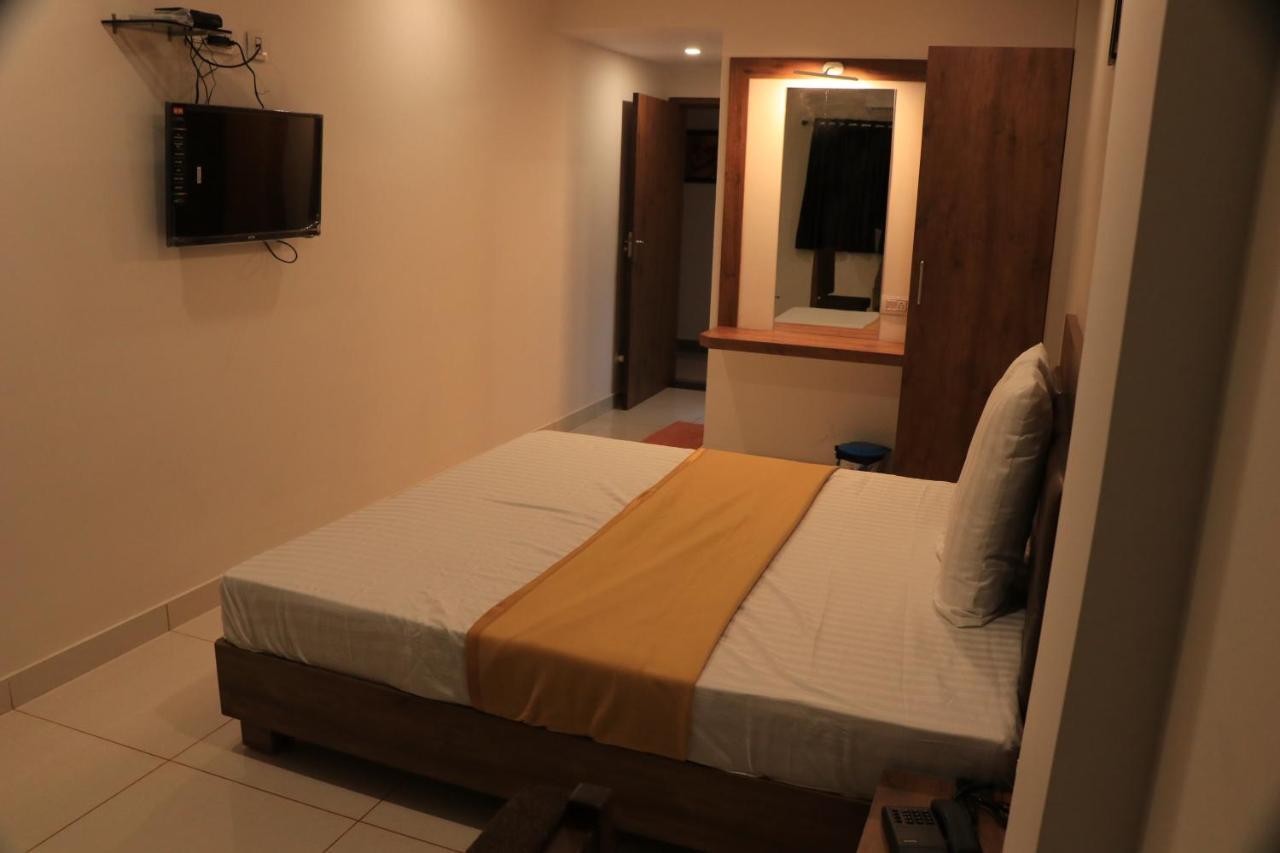 Hotel Viraj Residency Bhuj Buitenkant foto