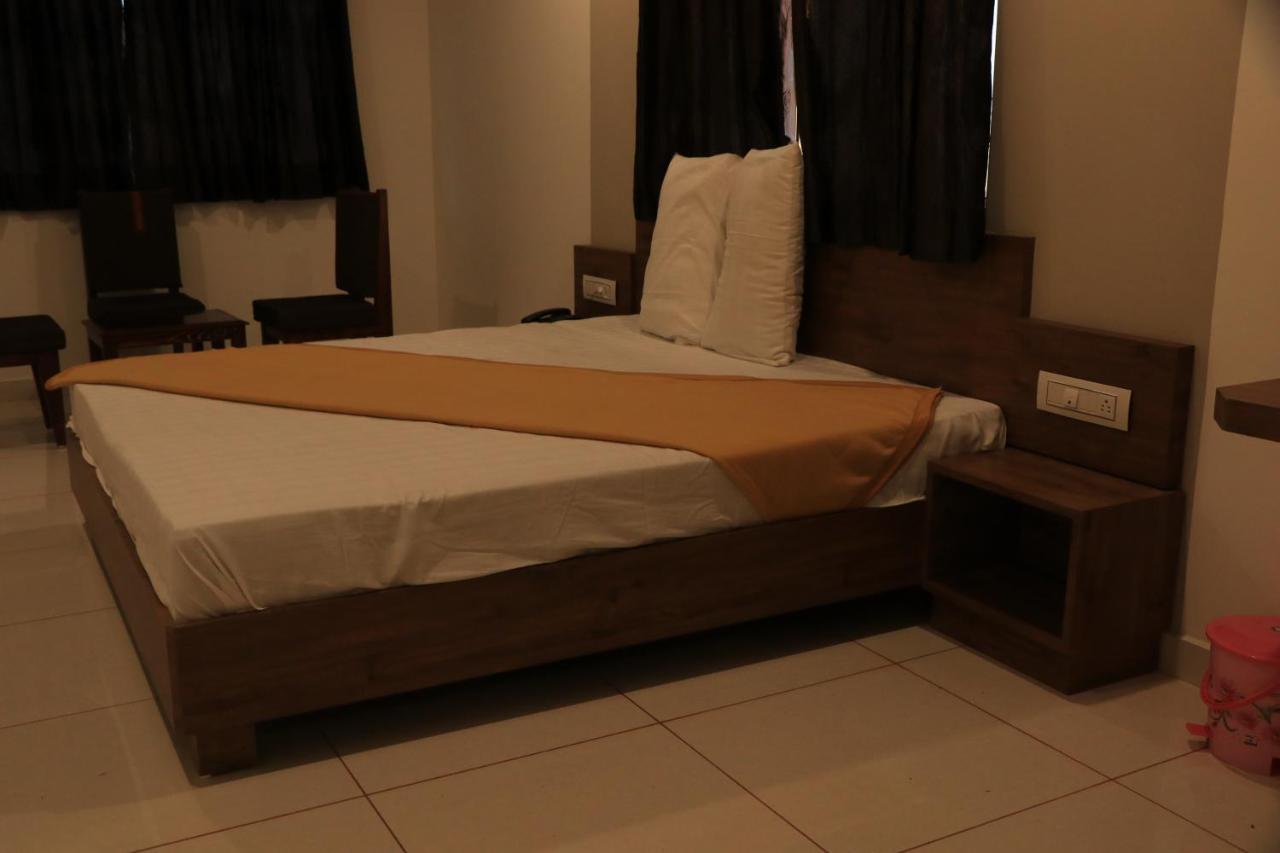 Hotel Viraj Residency Bhuj Buitenkant foto