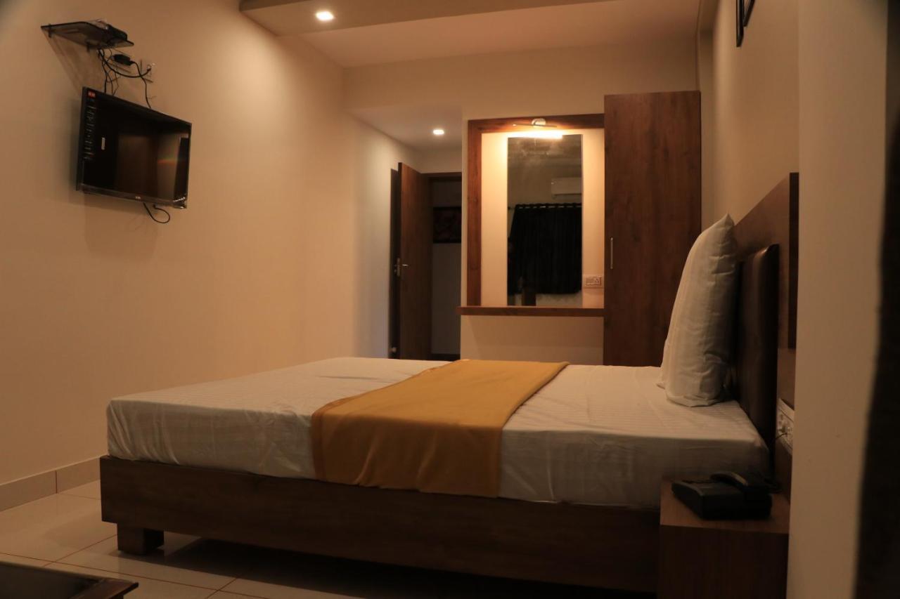 Hotel Viraj Residency Bhuj Buitenkant foto