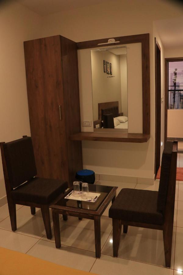 Hotel Viraj Residency Bhuj Buitenkant foto