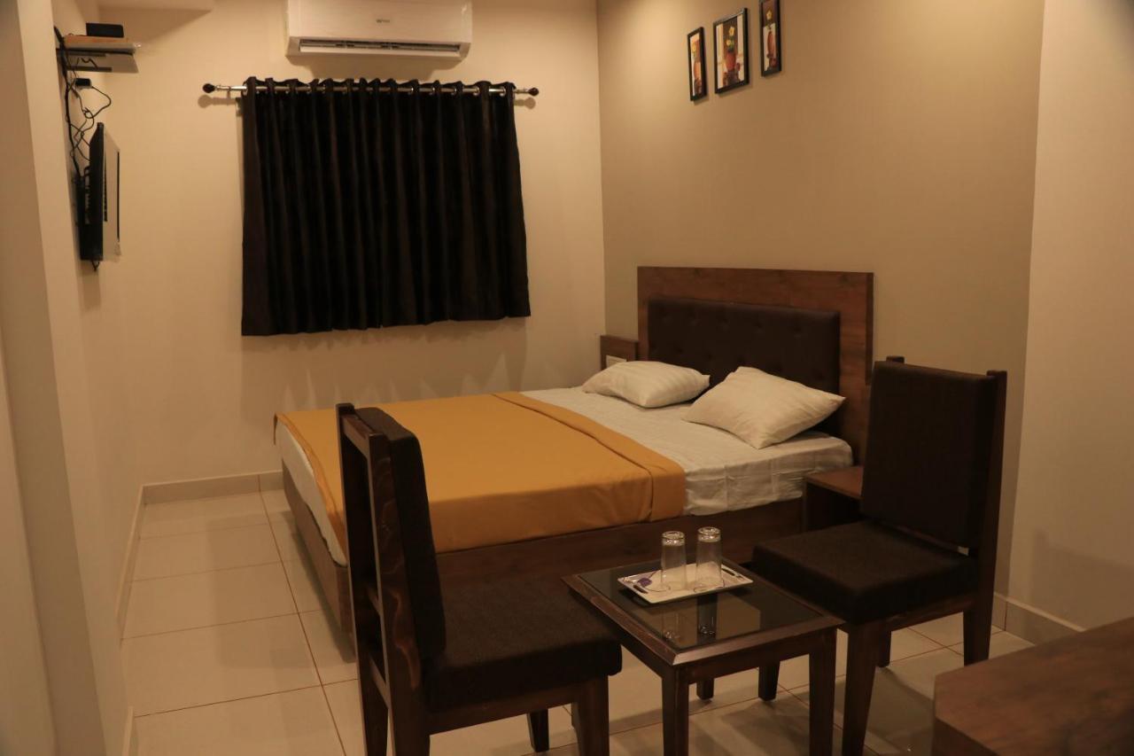 Hotel Viraj Residency Bhuj Buitenkant foto